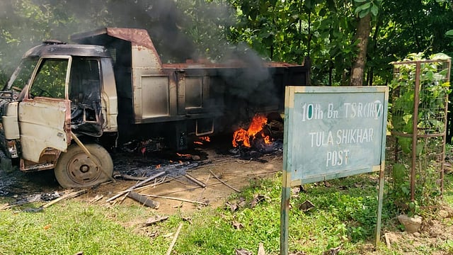 ত্রিপুরায় জোট সরকারের শরিক দলের সংঘর্ষে জ্বলছে গাড়ি। আগরতলা, ত্রিপুরা, ভারত, ১২ সেপ্টেম্বর ২০১৮। ছবি: প্রথম আলো