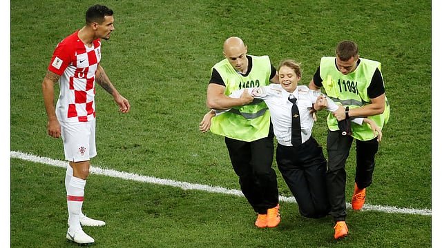 এভাবেই মাঠ থেকে বের করে নেওয়া হয়েছিল তাদের। ছবি: রয়টার্স