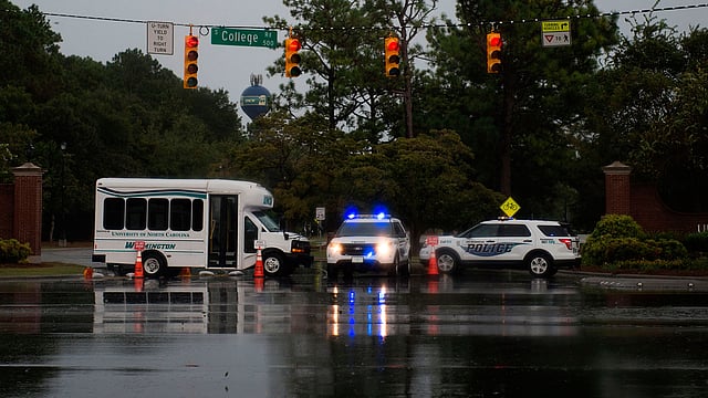 প্রবল বৃষ্টির কারণে সড়ক বন্ধ করে দিয়েছে পুলিশ। ছবি: এএফপি