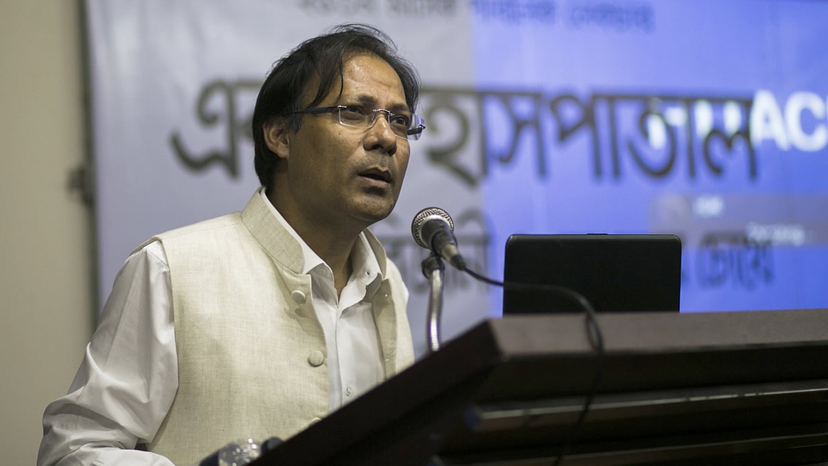 আর সি মজুমদার আর্টস মিলনায়তনে বক্তৃতা দেন কথাসাহিত্যিক শাহাদুজ্জামান।