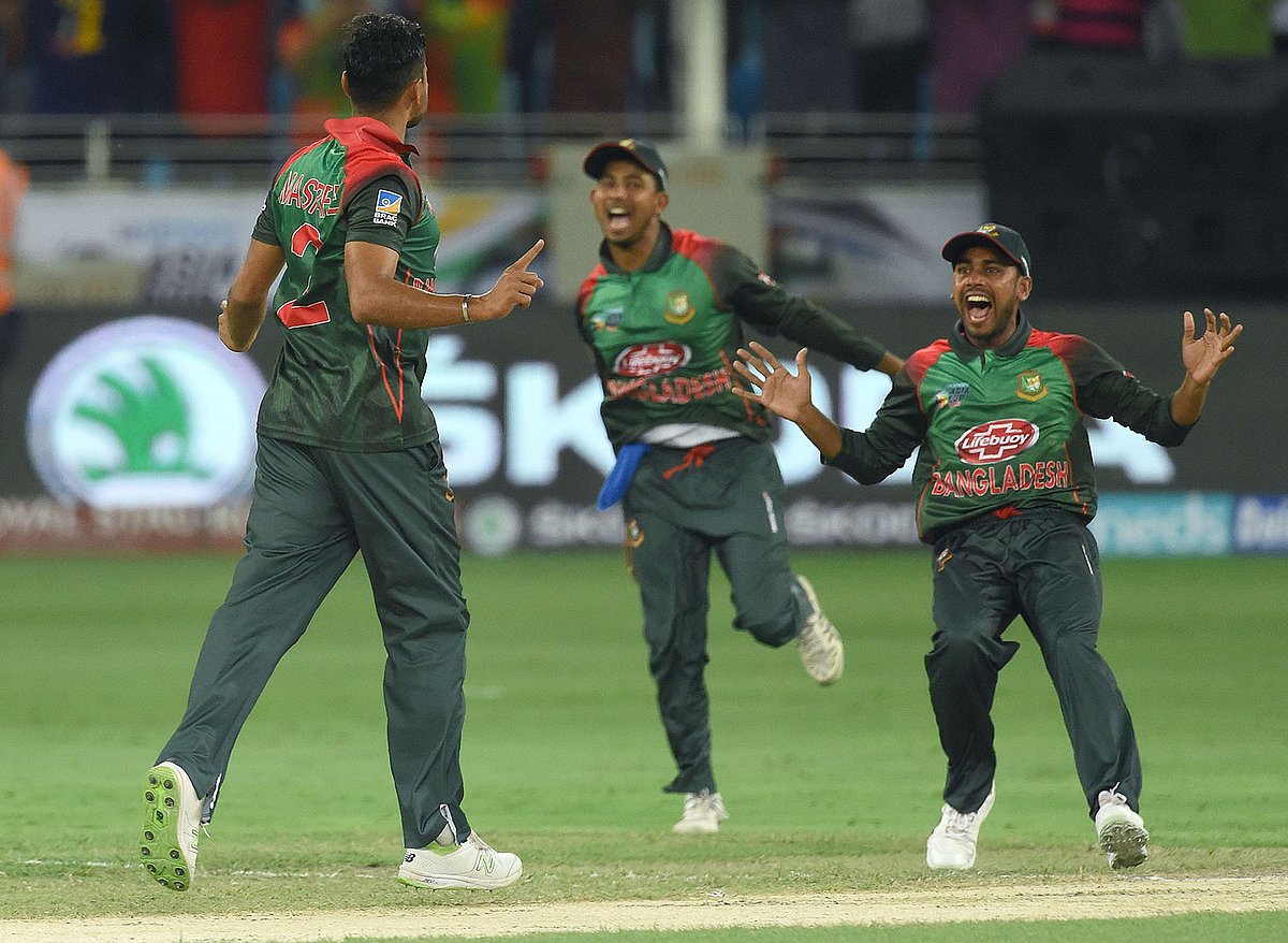 শ্রীলঙ্কার ব্যাটসম্যানরা শুরুতে প্রতিরোধই করতে পারলেন না। ছবি: এএফপি