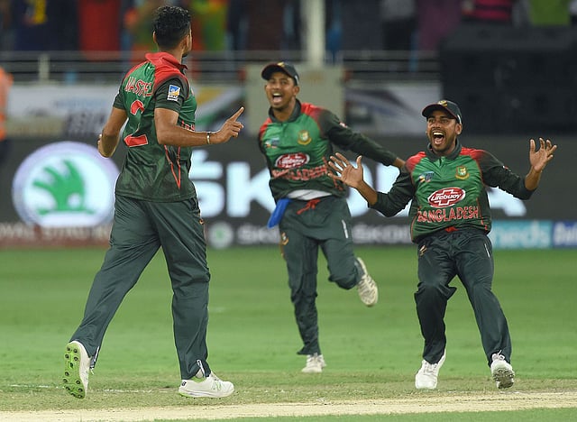 শ্রীলঙ্কার ব্যাটসম্যানরা শুরুতে প্রতিরোধই করতে পারলেন না। ছবি: এএফপি