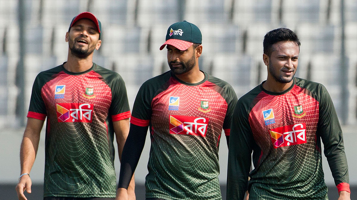এ তিনের সঙ্গে মুশফিক-মাহমুদউল্লাহই বাংলাদেশের ভরসা। প্রথম আলো ফাইল ছবি