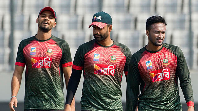 এ তিনের সঙ্গে মুশফিক-মাহমুদউল্লাহই বাংলাদেশের ভরসা। প্রথম আলো ফাইল ছবি