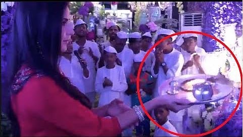 গণেশ পূজায় উল্টো দিকে আরতি করেন ক্যাটরিনা কাইফ