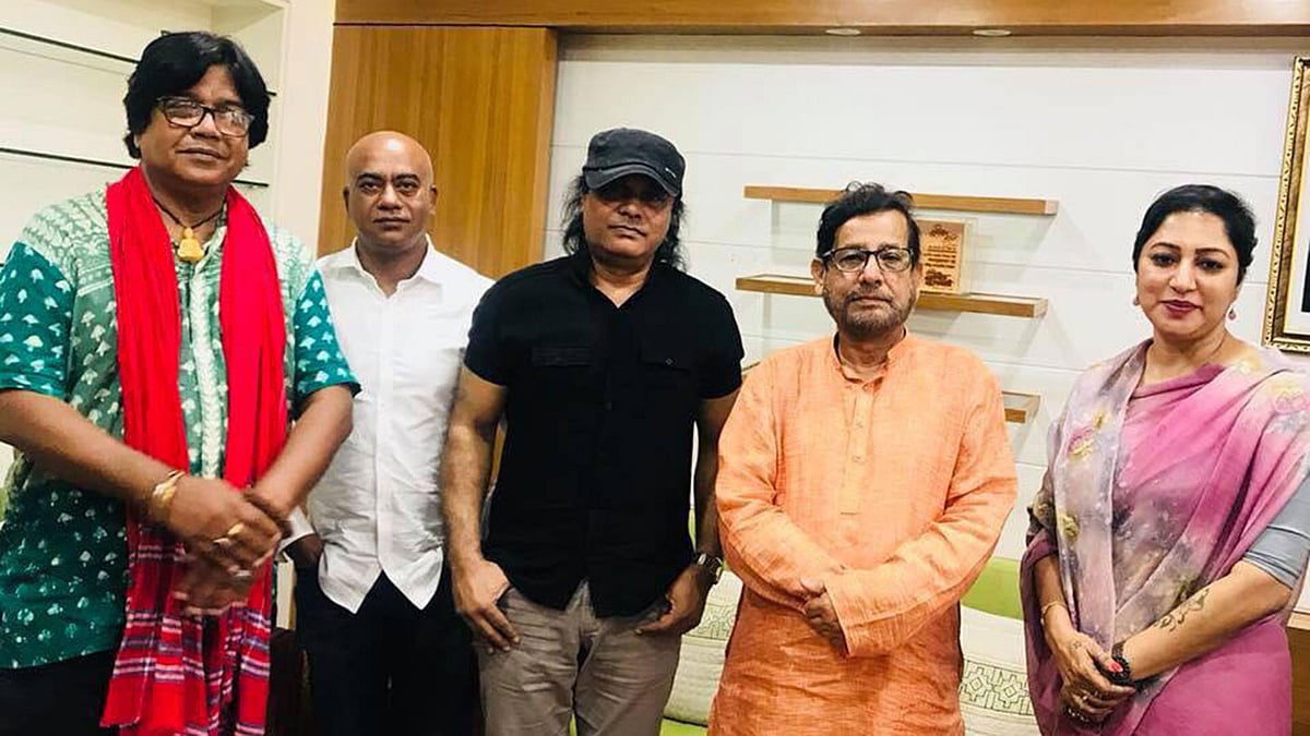 অটিজম নিয়ে সচেতনতা বাড়ানোর কনসার্ট নিয়ে বামবা সদস্যরা সংস্কৃতিমন্ত্রী আসাদুজ্জামান নূরের সঙ্গে। ছবি: ফেসবুক থেকে নেওয়া