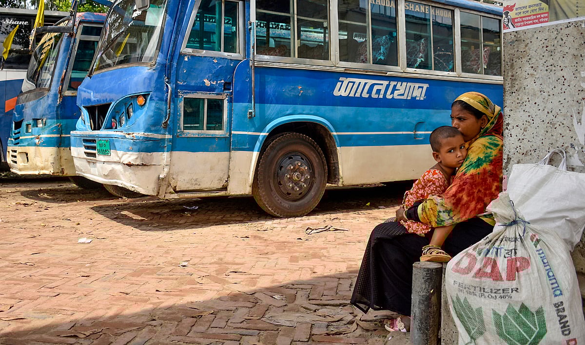 ঘোষণা না দিয়ে পরিবহন ধর্মঘট শুরু করায় ভোগান্তির শিকার হয় যাত্রীরা। কেন্দ্রীয় বাস টার্মিনাল, গাইবান্ধা, ১৬ সেপ্টেম্বর। ছবি: শাহাবুল শাহীন