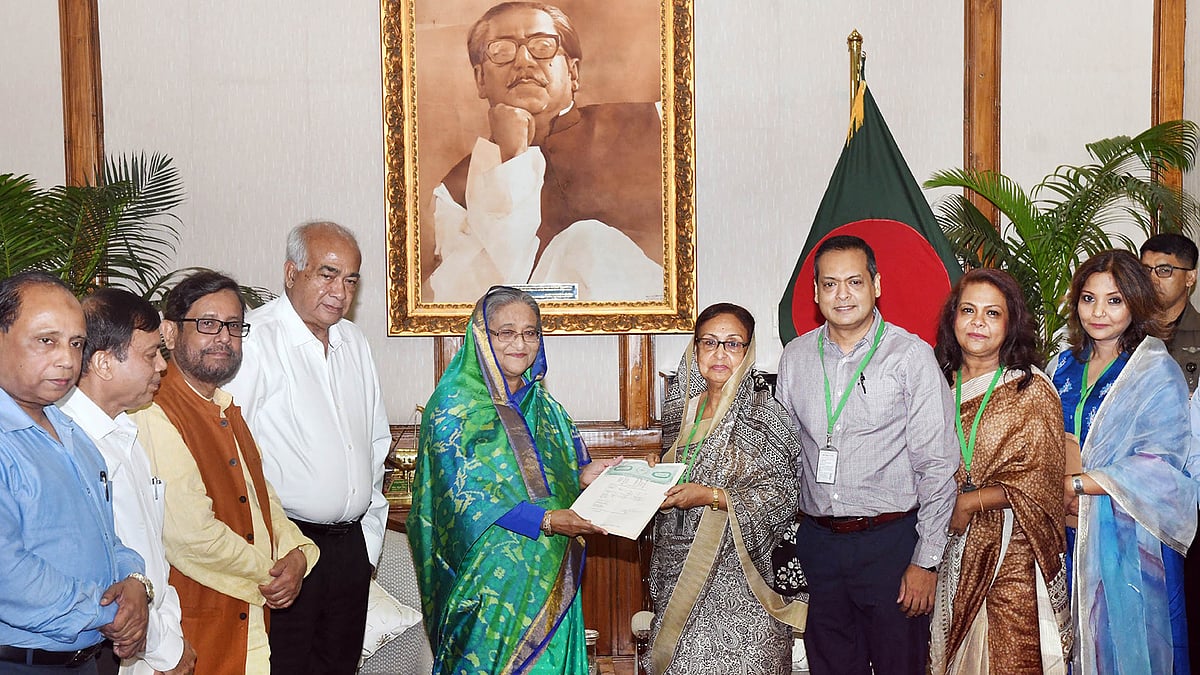 প্রধানমন্ত্রী শেখ হাসিনা গণভবনে এক অনুষ্ঠানে ঐতিহাসিক রোজ গার্ডেন কেনার রেজিস্ট্রিকৃত দলিল গ্রহণ করেন। ঢাকা, ১৬ সেপ্টেম্বর। ছবি: ফোকাস বাংলা