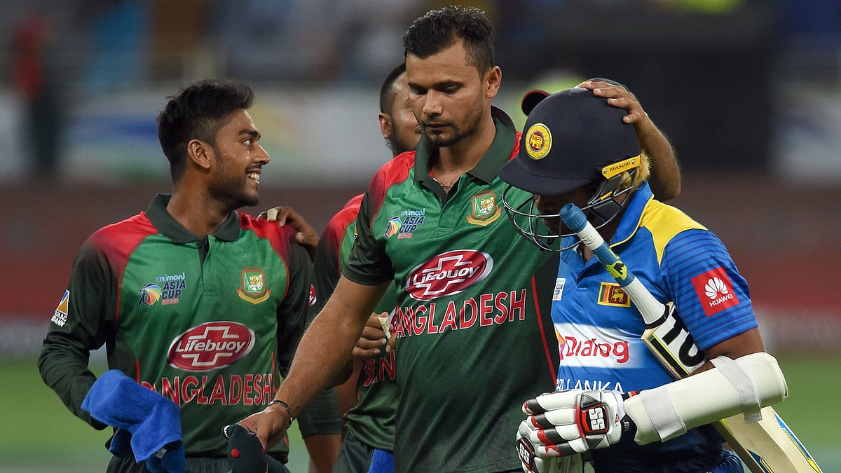 বল হাতে দুর্দান্ত ছিলেন মাশরাফি। ছবি: এএফপি