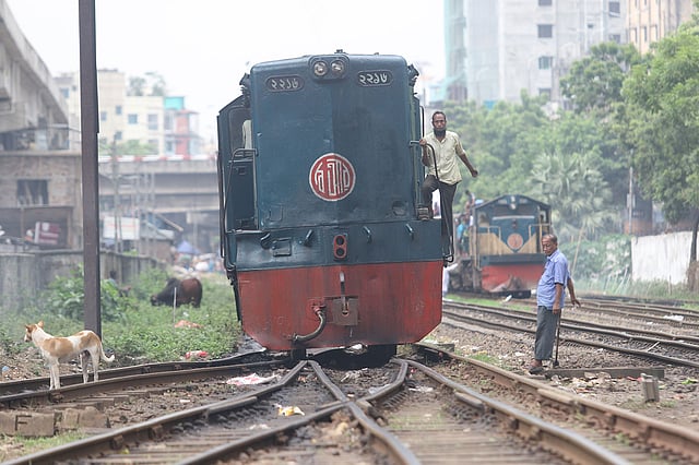 জোড়াতালির মাধ্যমে বুড়ো ইঞ্জিন দিয়ে কাজ চালানো হচ্ছে। ছবি: আবদুস সালাম