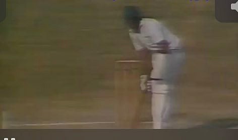 এক হাতে ব্যাট করছেন সেলিম মালিক। পরে বাঁ হাতেও ব্যাট করেছেন! ছবি: টুইটার