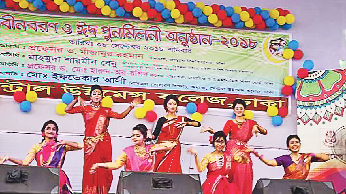 অনুষ্ঠানে শিক্ষার্থীদের পরিবেশনা