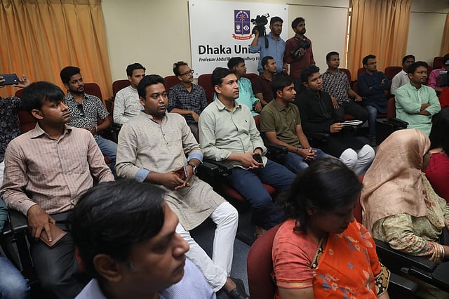 বিশ্ববিদ্যালয়ের পরিবেশ পরিষদের সঙ্গে বৈঠকে অংশ নেন ছাত্র নেতারা। ছবি: দীপু মালাকার