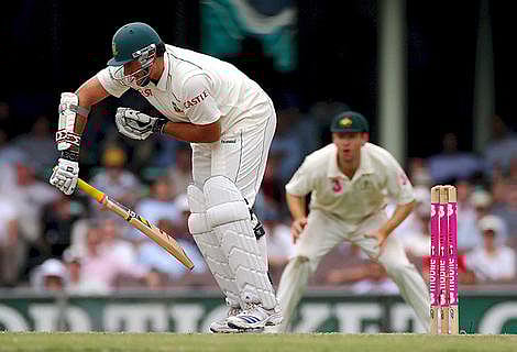 দলের জন্য ভাঙা হাতে ব্যাটিংয়ে নেমেছিলেন স্মিথ। ছবি: টুইটার