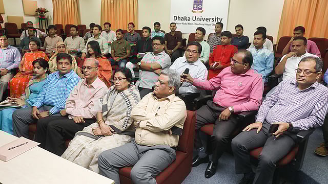 ঢাকা বিশ্ববিদ্যালয়ের আবদুল মতিন ভার্চুয়াল শ্রেণিকক্ষে ডাকসু নির্বাচন বিষয়ে বিশ্ববিদ্যালয়ের পরিবেশ পরিষদের সঙ্গে বৈঠক অংশ নেন বিভিন্ন ছাত্র সংগঠনের নেতারা। ছবি: দীপু মালাকার