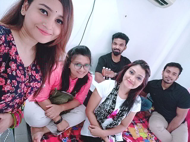 ‘সারেগামাপা’র প্র্যাকটিসের ফাঁকে আতিয়া আনিসা, অবন্তী সিঁথি, মেজবাহ বাপ্পী, রুমানা ইতি ও মুগ্ধ তানজিম