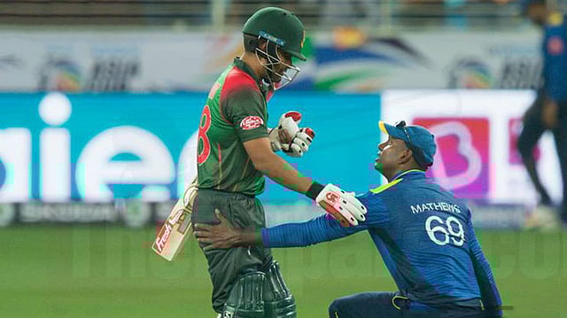 শ্রীলঙ্কার অনলাইন পোর্টালে তামিম-ম্যাথুসের সেই ছবি। ফ্রেমে বেঁধে রাখার মতো দৃশ্য। ছবি: দ্যপাপারে.কম