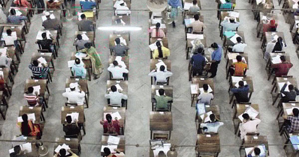 পরীক্ষায় ভালো করার জন্য পড়াশোনার পাশাপাশি কৌশলীও হতে হবে। ফাইল ছবি