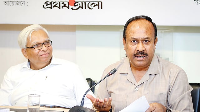 গোলটেবিল বৈঠকে বক্তব্য দেন শ্রম প্রতিমন্ত্রী মো. মুজিবুল হক। পাশে ব্লাস্টের প্রধান আইন উপদেষ্টা মোহাম্মদ নিজামুল হক।  ছবি: প্রথম আলো