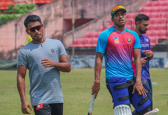 আজ খুলনা শেখ আবু নাসের স্টেডিয়ামে সৌম্যর সঙ্গে আশরাফুল। ছবি: সাদ্দাম হোসেন