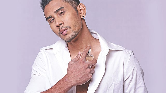 ছেলেদের পারফিউমের ধরনই আলাদা। মডেল: আলিফ, ছবি: নকশা