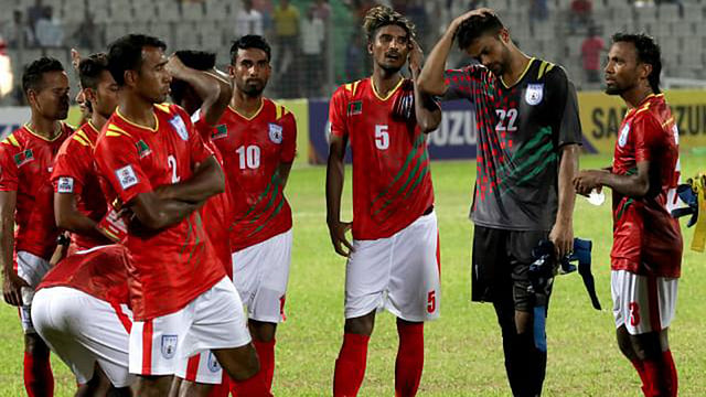 নেপালের বিপক্ষে হারের পর হতাশায় ভেঙে পড়া বাংলাদেশ দল। ছবিঃ প্রথম আলো