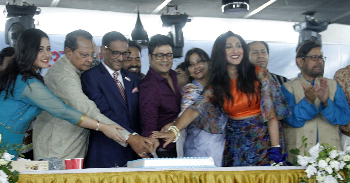 আমন্ত্রিত অতিথি, শিল্পী ও কলাকুশলীরা মিলে কেকে কেটেছেন