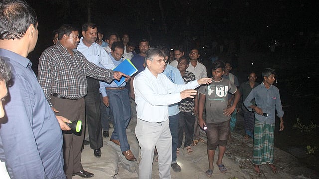 বাঁধের ভাঙন পরিদর্শন করছেন পানিসম্পদ মন্ত্রণালয়ের সচিব কবির বিন আনোয়ার। ছবি: প্রথম আলো