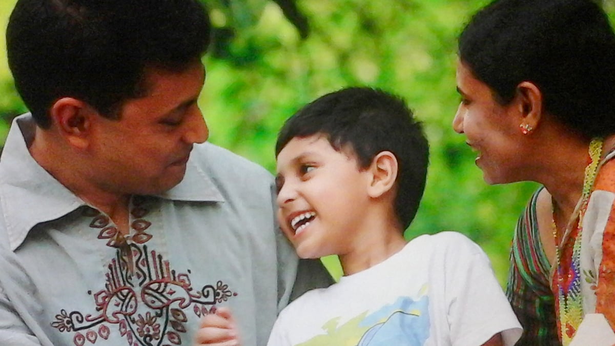 মা লুৎফুন নাহার ও বাবা মাহতাবুল হাকিমের সঙ্গে ছেলে অদ্বিত। ছবি: সংগৃহীত