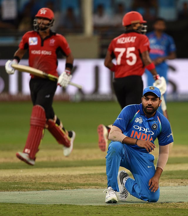 ছবিটি প্রতীকি। কাল হংকংয়ের বিপক্ষে জিততে ঘাম ছুটে গিয়েছে রোহিত শর্মাদের। ছবি: এএফপি