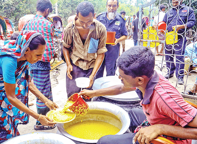 নিম্ন আয়ের মানুষদের মধ্যে দুপুরের খাবার বিতরণ করা হচ্ছে । ছবি: সাবরিনা ইয়াসমীন