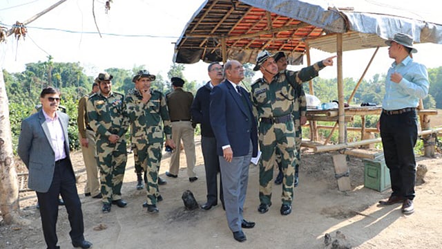 তামাবিল-ডাউকি সীমান্তে বিএসএফের কর্মকর্তারা। ছবি: সংগৃহীত।