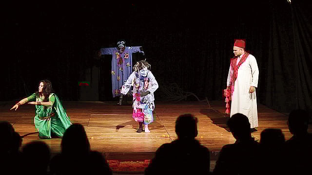 উৎস নাট্যদলের পঞ্চম প্রযোজনা আগুন চাবুক নাটকের উদ্বোধনী প্রদর্শনীর একটি দৃশ্য। শুক্রবার, জাতীয় নাট্যশালার স্টুডিও থিয়েটারে