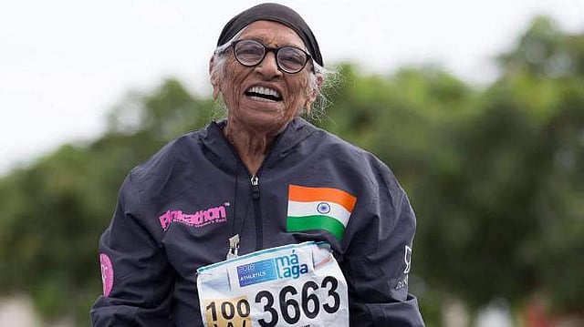 সোনার মেডেলজয়ী ১০২ বছর বয়সী মান কৌর। ছবি: টুইটার থেকে নেওয়া