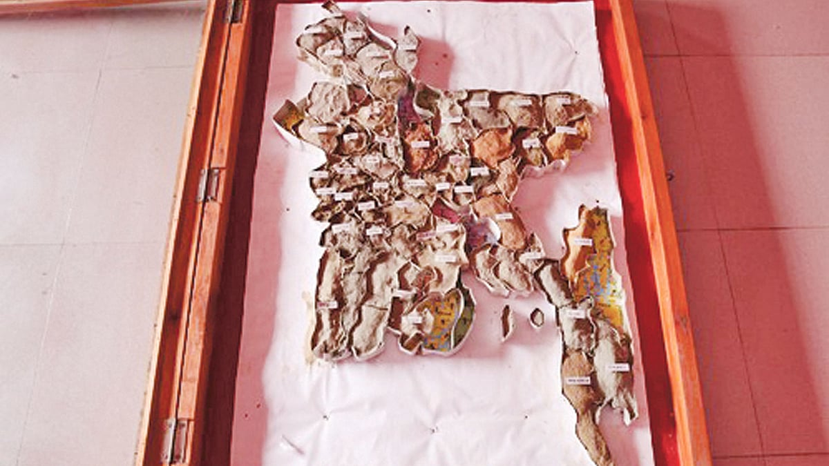 ৬৪ জেলার মাটি নিয়ে বাংলাদেশের মানচিত্র তৈরি করেছেন ফরিদপুরের আলফাডাঙ্গার শুভংকর পাল। ছবি: প্রথম আলো