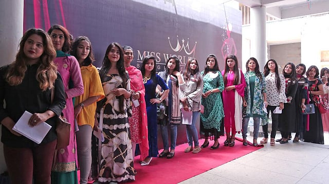 ‘মিস ওয়ার্ল্ড বাংলাদেশ ২০১৮’ প্রতিযোগিতায় অংশগ্রহণকারী সুন্দরীদের একাংশ