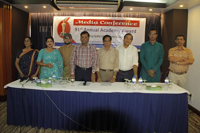 সংবাদ সম্মেলনে ‘ডুব’ ছবির সংশ্লিষ্টদের সঙ্গে অতিথিরা। ছবি: প্রথম আলো