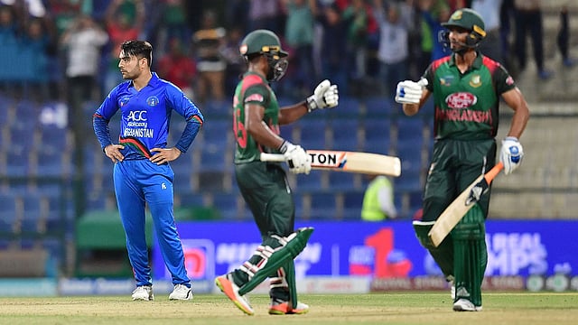 ইমরুল-মাহমুদউল্লাহর জুটি যত জমেছে ততই হতাশায় পুড়েছেন রশিদ খান। ছবি: এএফপি