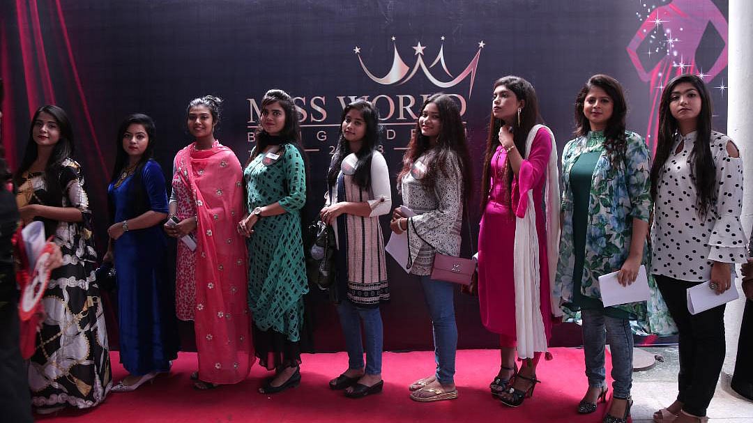 ‘মিস ওয়ার্ল্ড বাংলাদেশ ২০১৮’ প্রতিযোগিতায় অংশগ্রহণকারী সুন্দরীদের একাংশ