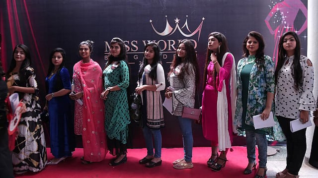 ‘মিস ওয়ার্ল্ড বাংলাদেশ ২০১৮’ প্রতিযোগিতায় অংশগ্রহণকারী সুন্দরীদের একাংশ