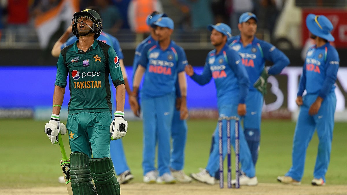 পাকিস্তানকে ভালো ভিত্তি এনে দিয়েও সমাপ্তি টানতে পারেননি শোয়েব। ছবি: এএফপি