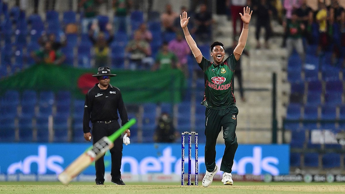 আফগানদের বিপক্ষে শেষ ওভারে মোস্তাফিজের জাদুতেই জিতল বাংলাদেশ। ছবি: এএফপি