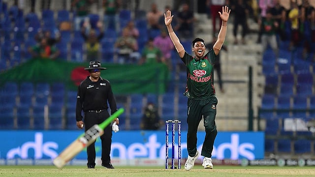 আফগানদের বিপক্ষে শেষ ওভারে মোস্তাফিজের জাদুতেই জিতল বাংলাদেশ। ছবি: এএফপি