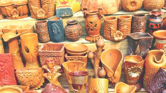 মহররমের মেলায় মাটির তৈজসপত্রের দোকান। গত শুক্রবার মেহেরপুর সদর উপজেলার    কুতুবপুর গ্রামে।  ছবি: প্রথম আলো