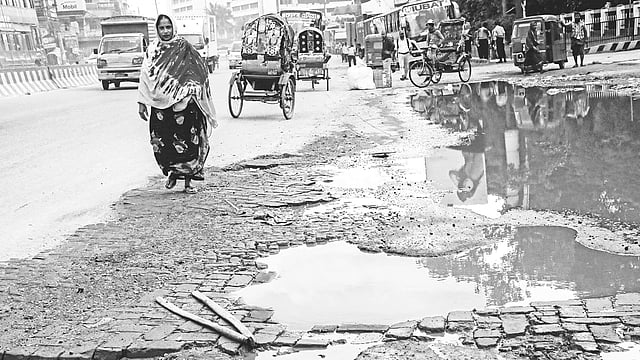 ঢাকা-ময়মনসিংহ মহাসড়কে খানাখন্দ। এতে কাদা, পানি জমে চলাচলে বিঘ্ন হয়। তৈরি হয় যানজট। গত শনিবার টঙ্গী বাজার এলাকায়।  ছবি: সাবরিনা ইয়াসমীন