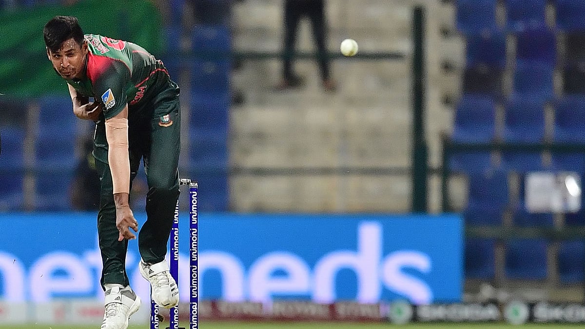 শেষ ওভারে যেন জাদু দেখালেন মোস্তাফিজ । ছবি: এএফপি