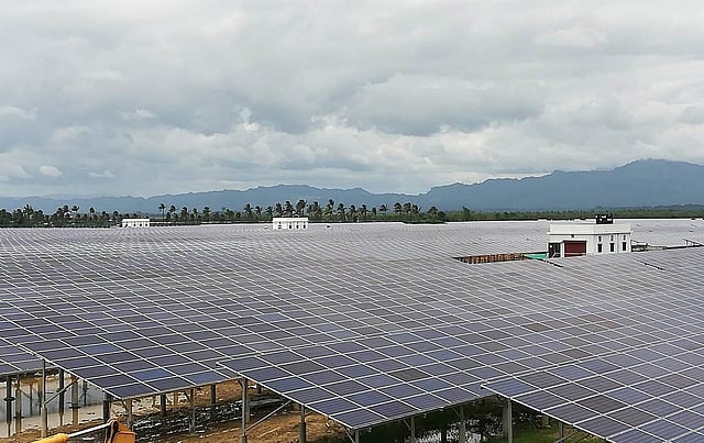 লবণ মাঠে সারি সারি সৌর প্যানেল। ছবি: গিয়াস উদ্দিন