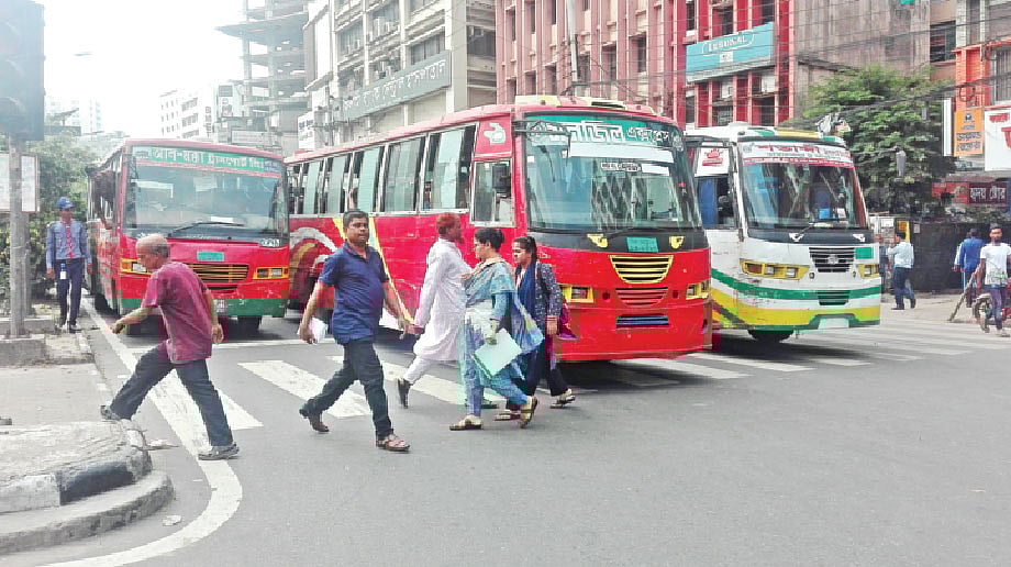 নিয়ম ভেঙে জেব্রা ক্রসিংয়ের ওপর গাড়ি থামিয়েছেন চালকেরা। গতকাল বিজয়নগর মোড়ে।  ছবি: প্রথম আলো