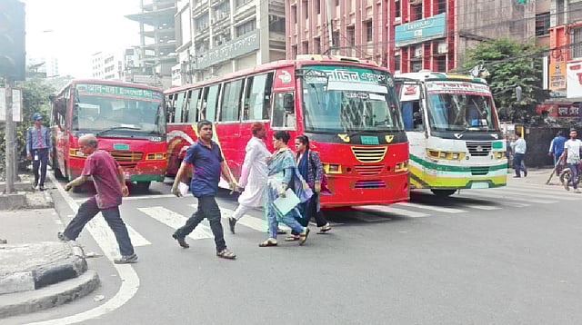 নিয়ম ভেঙে জেব্রা ক্রসিংয়ের ওপর গাড়ি থামিয়েছেন চালকেরা। গতকাল বিজয়নগর মোড়ে।  ছবি: প্রথম আলো