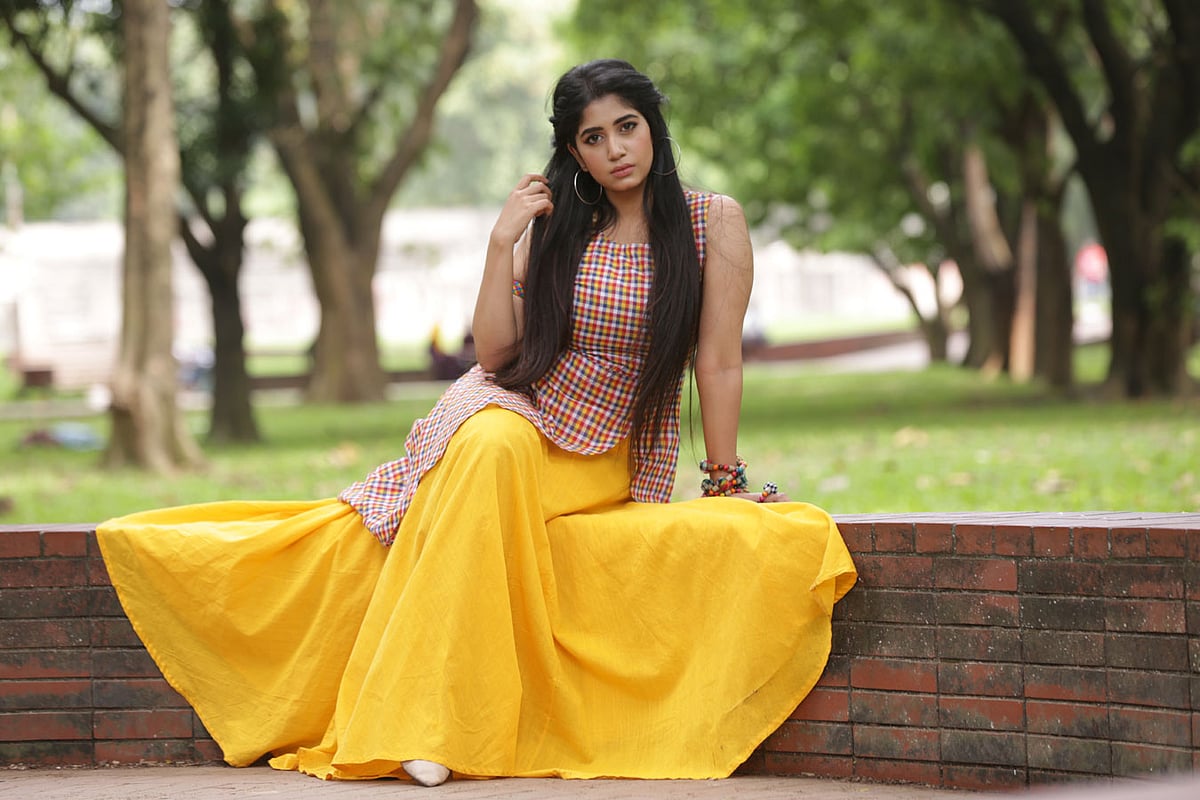 গরম আবহাওয়ায় সুতি পোশাক সবচেয়ে আরামদায়ক। মডেল: শাহ্‌তাজ, সাজ: বিন্দিয়া এক্সক্লুসিভ, পোশাক: বিবি প্রোডাকশনস, ছবি: কবির হোসেন